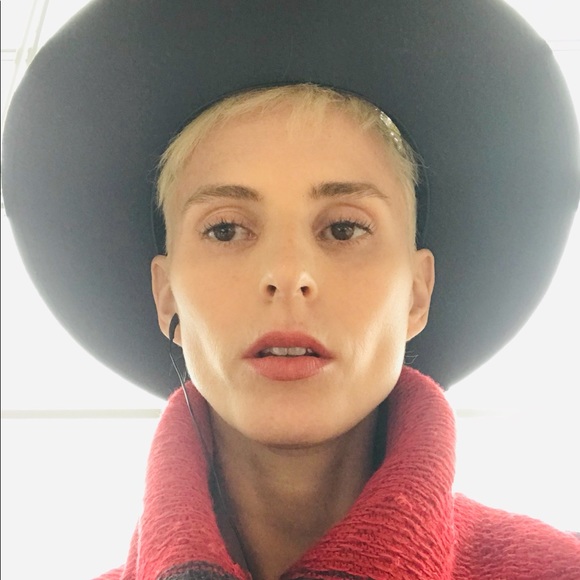 Good tidings fellow Posher’s 🤍 - Picture 3 of 4